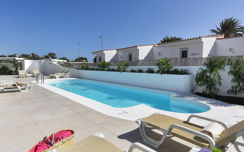 Velsuites 4: Ciel, Propriété, Plante, L'Eau, Piscine, Bâtiment, Mobilier De Jardin, Ombre, Arbre, Balancelle