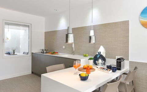 Velsuites 4: Table, Meubles, Cabinetry, Vaisselle, Orange, Éclairage, Design Intérieur, Cuisine, Bâtiment, Bois