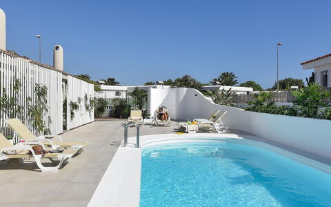 Velsuites 4: L'Eau, Ciel, Propriété, Piscine, Plante, Bâtiment, Bleu Azur, Ombre, Mobilier De Jardin, Loisir