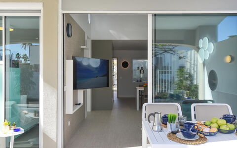 Velsuites 4: Bâtiment, Meubles, Bleu Azur, Fenêtre, Porte, Design Intérieur, Salon, Plante, Sol, Sol