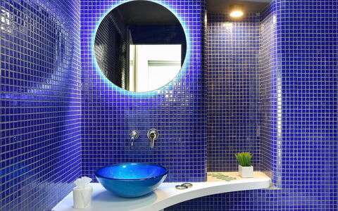 Velsuites 4: Miroir, Propriété, Robinet, Luminaire Plomberie, Bleu, Violet, Évier, Lumière, Bleu Azur, Salle De Bains
