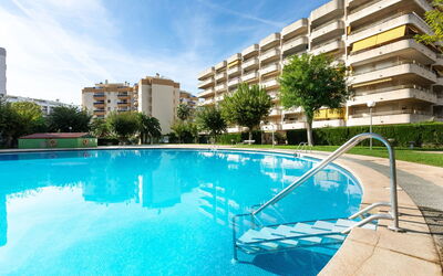 Salou 303: L'Eau, Ciel, Bâtiment, Plante, Jour, Propriété, Nuage, Piscine, Bleu, Bleu Azur
