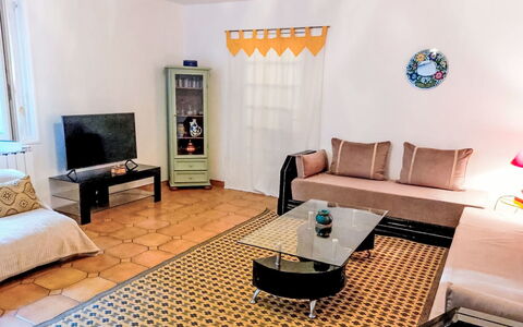 Chiquito: Meubles, Design Intérieur, Sol, Sol, Canapé, Bois, Pièce, Salon, Éclairage, Appartement