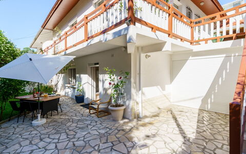 Chiquito: L'Eau, Ciel, Nuage, Propriété, Piscine, Station Balnéaire, Bleu Azur, Bleu, Bâtiment, Mobilier De Jardin