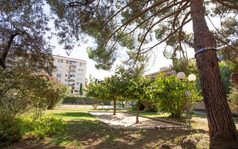 Hyères 250: L'Eau, Ciel, Nuage, Propriété, Piscine, Station Balnéaire, Bleu Azur, Bleu, Bâtiment, Mobilier De Jardin