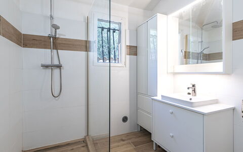 Villa Romana: Sol, Design Intérieur, Sol, Luminaire Plomberie, Salle De Bains, Armoire De Toilette, Plafond, Plomberie, Cabinetry, Tuile