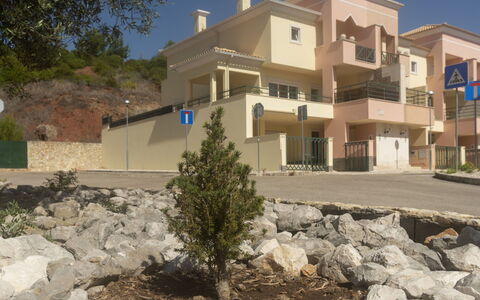 O Segredo de Sesimbra: L'Eau, Ciel, Nuage, Propriété, Piscine, Station Balnéaire, Bleu Azur, Bleu, Bâtiment, Mobilier De Jardin