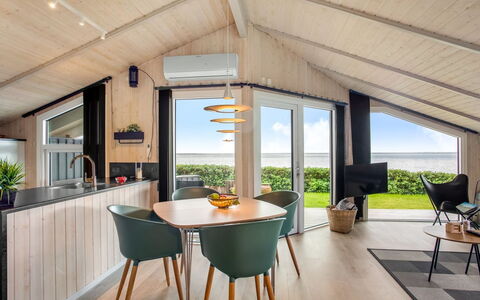 Holmwith - 50M from the Sea: Plafond, Sol, Design Intérieur, Sol, Composite, Meubles, Recours, Hôtel, Conception, Daylighting