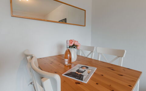 Smilla: Meubles, Table, Bois, Bâtiment, Miroir, Chaise, Design Intérieur, Sol, Sol, Dur