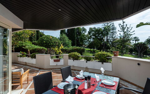 Fuente Aloha: Table, Meubles, Propriété, Plante, Bâtiment, Fenêtre, Chaise, Ciel, Bleu Azur, Design Intérieur
