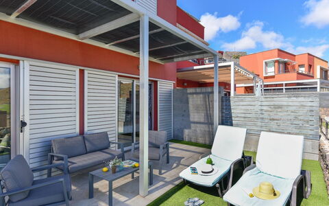 Vista Golf 5: Table, Meubles, Propriété, Plante, Bâtiment, Fenêtre, Chaise, Ciel, Bleu Azur, Design Intérieur
