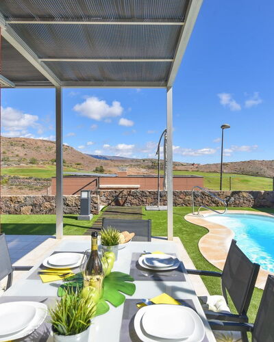 Vista Golf 5: Table, Meubles, Propriété, Plante, Bâtiment, Fenêtre, Chaise, Ciel, Bleu Azur, Design Intérieur