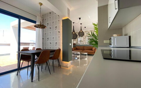 Gaumet: Table, Meubles, Propriété, Plante, Bâtiment, Fenêtre, Chaise, Ciel, Bleu Azur, Design Intérieur
