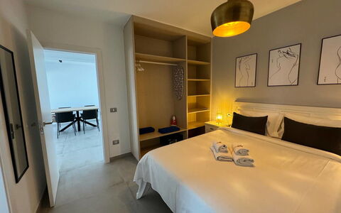 Esperanza: Propriété, Meubles, Confort, Bâtiment, Cadre De Lit, Éclairage, Oreiller, Lampe, Design Intérieur, Sol