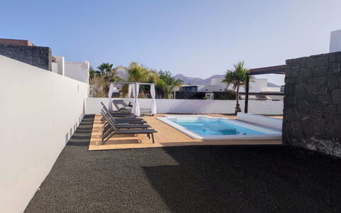 Esperanza: Ciel, Bâtiment, Ombre, Arbre, Piscine, Sol, Condominium, Asphalte, L'Eau, Sol