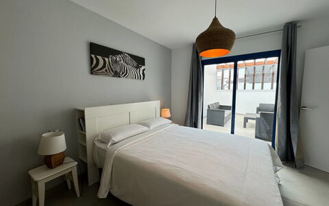 Esperanza: Meubles, Propriété, Confort, Textile, Éclairage, Design Intérieur, Bois, Bâtiment, Lampe