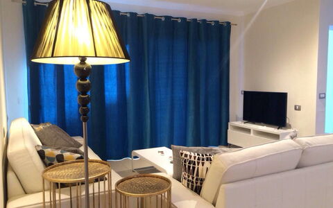 Aroa: Table, Meubles, Propriété, Plante, Bâtiment, Fenêtre, Chaise, Ciel, Bleu Azur, Design Intérieur