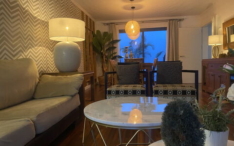 Julia: Table, Meubles, Propriété, Plante, Bâtiment, Fenêtre, Chaise, Ciel, Bleu Azur, Design Intérieur