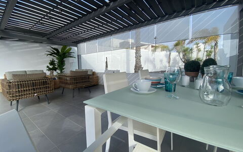 Julia: Table, Meubles, Propriété, Plante, Bâtiment, Fenêtre, Chaise, Ciel, Bleu Azur, Design Intérieur