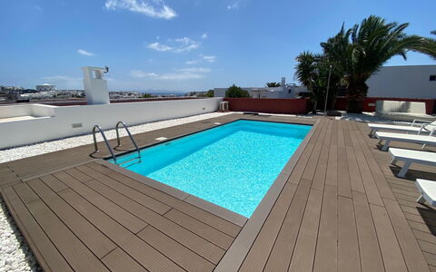 Maria: Table, Meubles, Propriété, Plante, Bâtiment, Fenêtre, Chaise, Ciel, Bleu Azur, Design Intérieur
