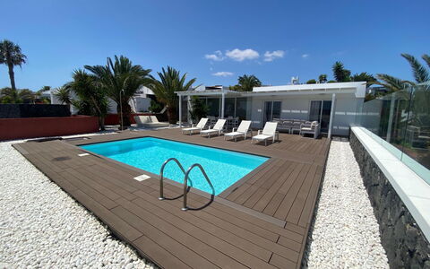 Patricia: Table, Meubles, Propriété, Plante, Bâtiment, Fenêtre, Chaise, Ciel, Bleu Azur, Design Intérieur