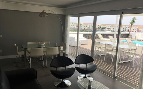Patricia: Table, Meubles, Propriété, Plante, Bâtiment, Fenêtre, Chaise, Ciel, Bleu Azur, Design Intérieur