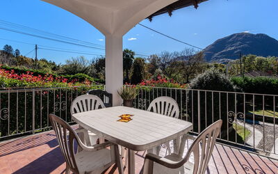 Mergozzo (Lago di Mergozzo) 110: Ciel, Table, Meubles, Propriété, Plante, Chaise, Fleur, Mobilier De Jardin, Ombre, Tableau De Plein Air