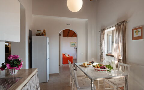 Casa Mimy: Table, Meubles, Propriété, Cabinetry, Bois, Fenêtre, Design Intérieur, Cuisine, Chaise, Plante D'Appartement