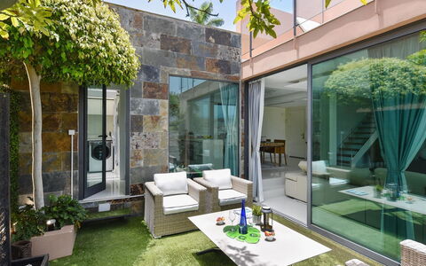 Los Lagos 31: Propriété, Plante, Bâtiment, Éclairage, Design Intérieur, Architecture, Herbe, Jaune, Ombre, Table