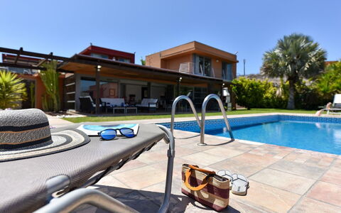 Salobre Villa 3: L'Eau, Bâtiment, Propriété, Ciel, Plante, Arbre, Fenêtre, Loisir, Design Urbain, Piscine
