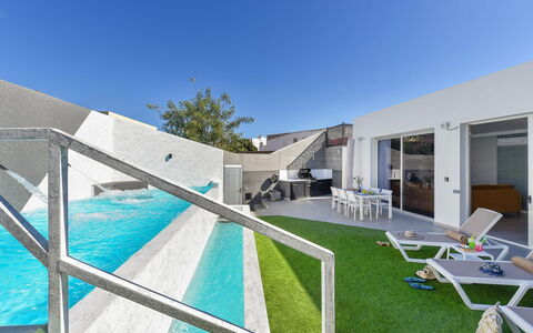 Villa Joviano: L'Eau, Bâtiment, Propriété, Ciel, Plante, Arbre, Fenêtre, Loisir, Design Urbain, Piscine