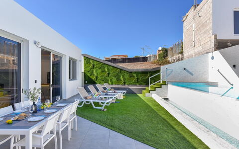 Villa Joviano: L'Eau, Bâtiment, Propriété, Ciel, Plante, Arbre, Fenêtre, Loisir, Design Urbain, Piscine
