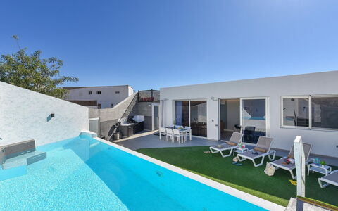 Villa Joviano: L'Eau, Bâtiment, Propriété, Ciel, Plante, Arbre, Fenêtre, Loisir, Design Urbain, Piscine