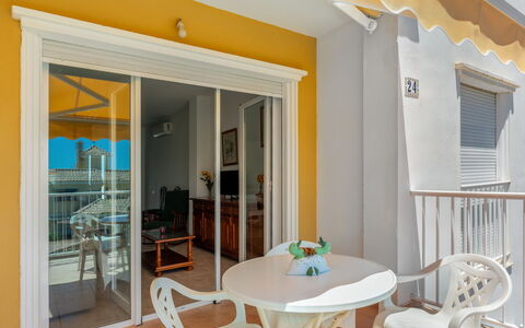 Sierra Mar: Propriété, Meubles, Table, Chaise, Bleu Azur, Bois, Design Intérieur, Bâtiment, Éclairage, Canapé