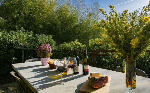 Merlot: L'Eau, Bâtiment, Propriété, Ciel, Plante, Arbre, Fenêtre, Loisir, Design Urbain, Piscine