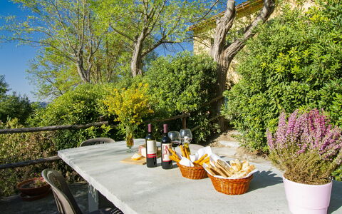 Merlot: L'Eau, Bâtiment, Propriété, Ciel, Plante, Arbre, Fenêtre, Loisir, Design Urbain, Piscine