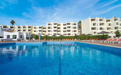 La Perle D'Albufeira: L'Eau, Bâtiment, Propriété, Ciel, Plante, Arbre, Fenêtre, Loisir, Design Urbain, Piscine