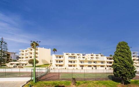 La Perle D'Albufeira: L'Eau, Bâtiment, Propriété, Ciel, Plante, Arbre, Fenêtre, Loisir, Design Urbain, Piscine