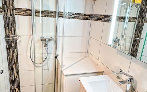Häuschen Stadel: Propriété, Miroir, Robinet, Luminaire Plomberie, Évier, Salle De Bains, Design Intérieur, Sol, Lavabo