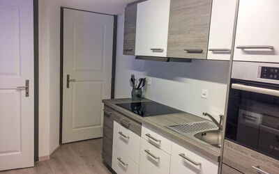 Chalet Sunstar Klein 670.2: Cabinetry, Propriété, Comptoir, Bâtiment, Cuisine, Cuisinière, Bois, Design Intérieur, Tiroir, Porte
