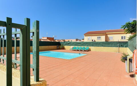 Bungalow Sonnenland Los Tinos Ii 45: L'Eau, Plante, Bâtiment, Ciel, Propriété, Bleu Azur, La Nature, Arbre, Piscine, Bleu