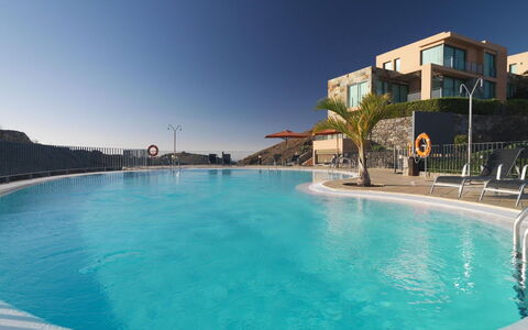 Tipo 2 Dormitorios: L'Eau, Plante, Bâtiment, Ciel, Propriété, Bleu Azur, La Nature, Arbre, Piscine, Bleu