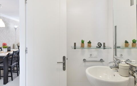 Mira Ii: Robinet, Luminaire Plomberie, Miroir, Évier, Lavabo, Produit, Bâtiment, Salle De Bains, Armoire De Toilette, Design Intérieur