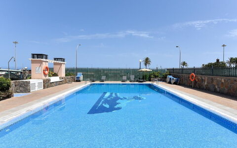 By Villagrancanaria: L'Eau, Ciel, Propriété, Piscine, Plante, Bleu Azur, Nuage, Rectangle, Loisir, Composite