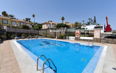 By Villagrancanaria: L'Eau, Ciel, Propriété, Bâtiment, Piscine, Plante, Arbre, Mobilier De Jardin, Maison, Chaise