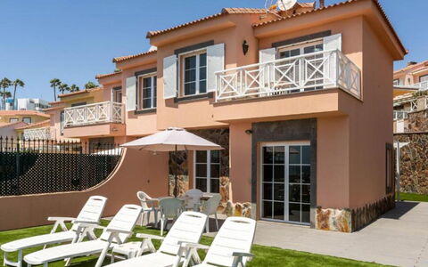 By Villagrancanaria: Ciel, Bâtiment, Propriété, Fenêtre, Plante, Architecture, Design Urbain, Mobilier De Jardin, Ombre, Condominium
