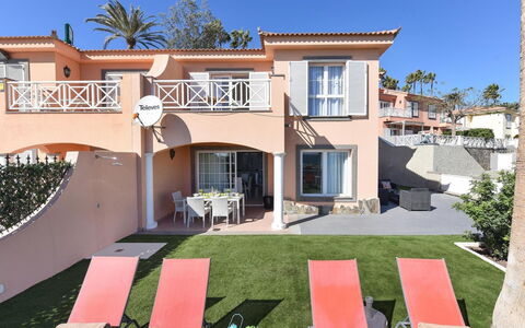 Santa Ana 2: Ciel, Bâtiment, Propriété, Plante, Fenêtre, Porte, Ombre, Maison, Arbre, Zone Résidentielle