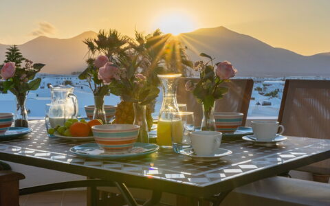 Playa Blanca 660: Meubles, Table, Mobilier De Jardin, Chaise, Vaisselle, Tableau De Plein Air, Table Cuisine Et Salle A Manger, Mer, Serveware, Pot De Fleur