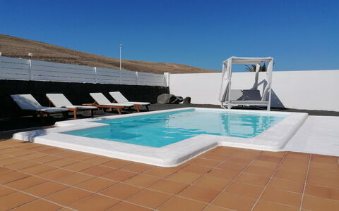 Playa Blanca 660: L'Eau, Ciel, Propriété, Piscine, Rectangle, Mobilier De Jardin, Bois, Composite, Loisir, Bâtiment