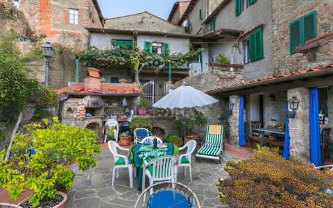 La Casa del Fale di Collodi: Maison, Arbuste, Pot De Fleur, Jardin, Cour, Cour, Plante D'Appartement, Hacienda, Aménagement Paysager, Balcon